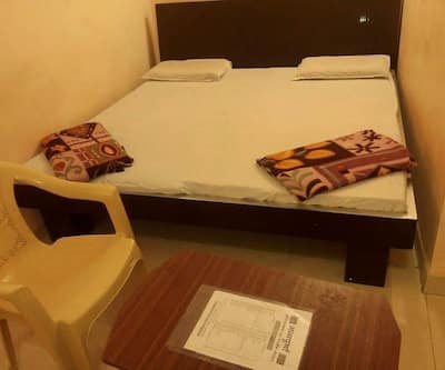 https://imgcld.yatra.com/ytimages/image/upload/t_hotel_yatra_city_desktop/v1447157164/Domestic Hotels/Hotels_Ujjain/Hotel Rishi Kuti/AC_BEDROOM.jpg